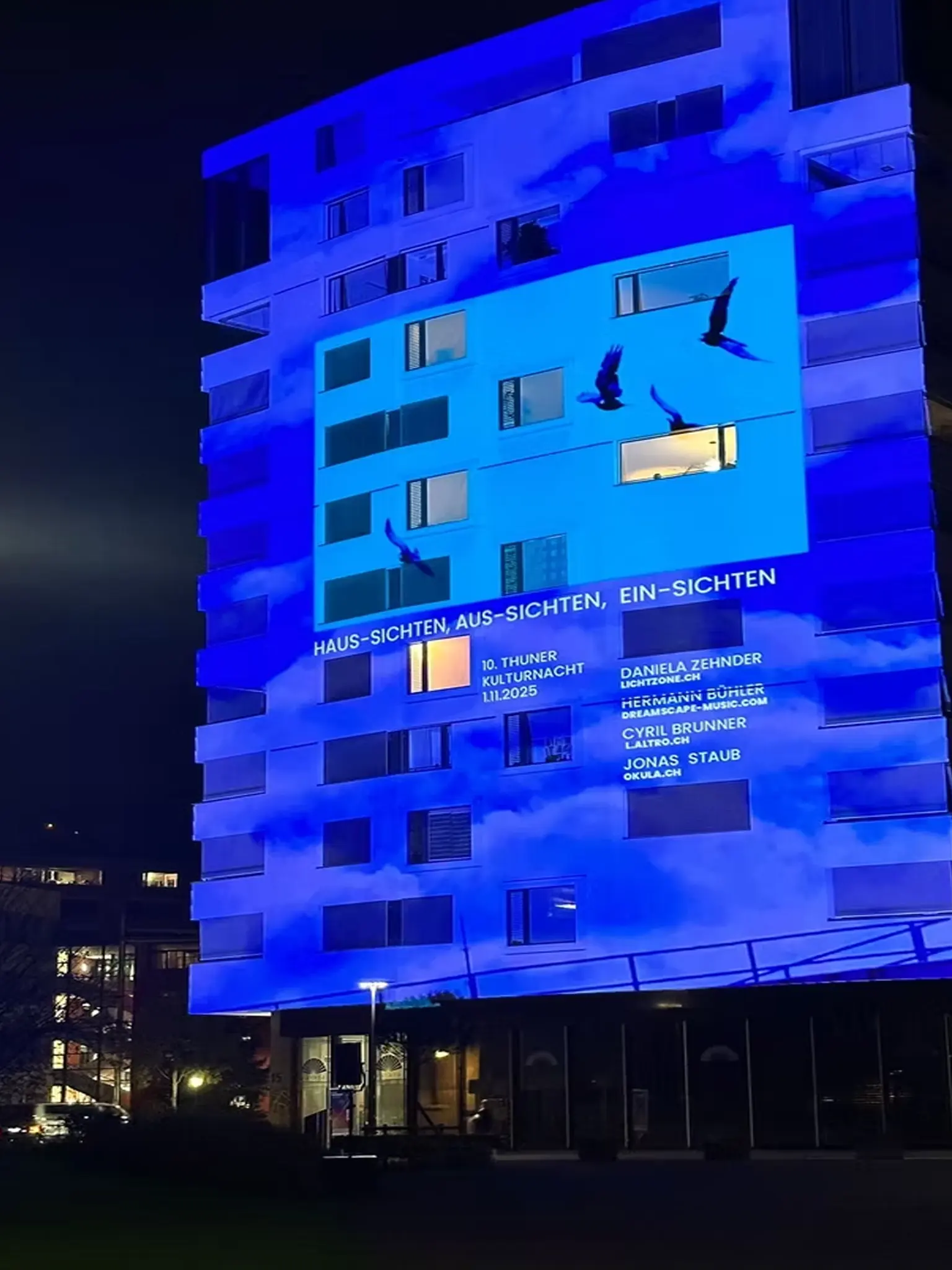 Blaue Fassadenprojektion bei Nacht