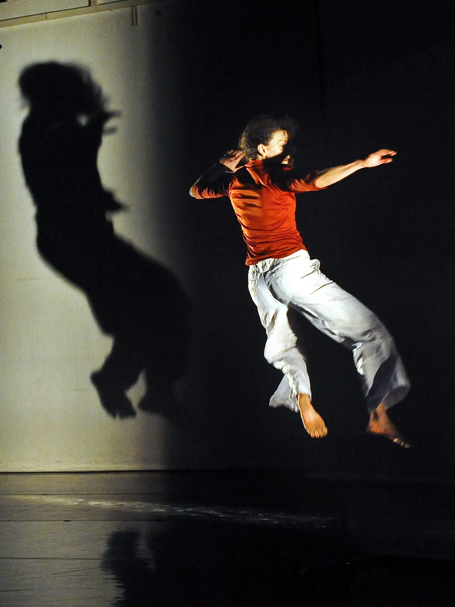 Tanzperformance mit Licht und Schatten