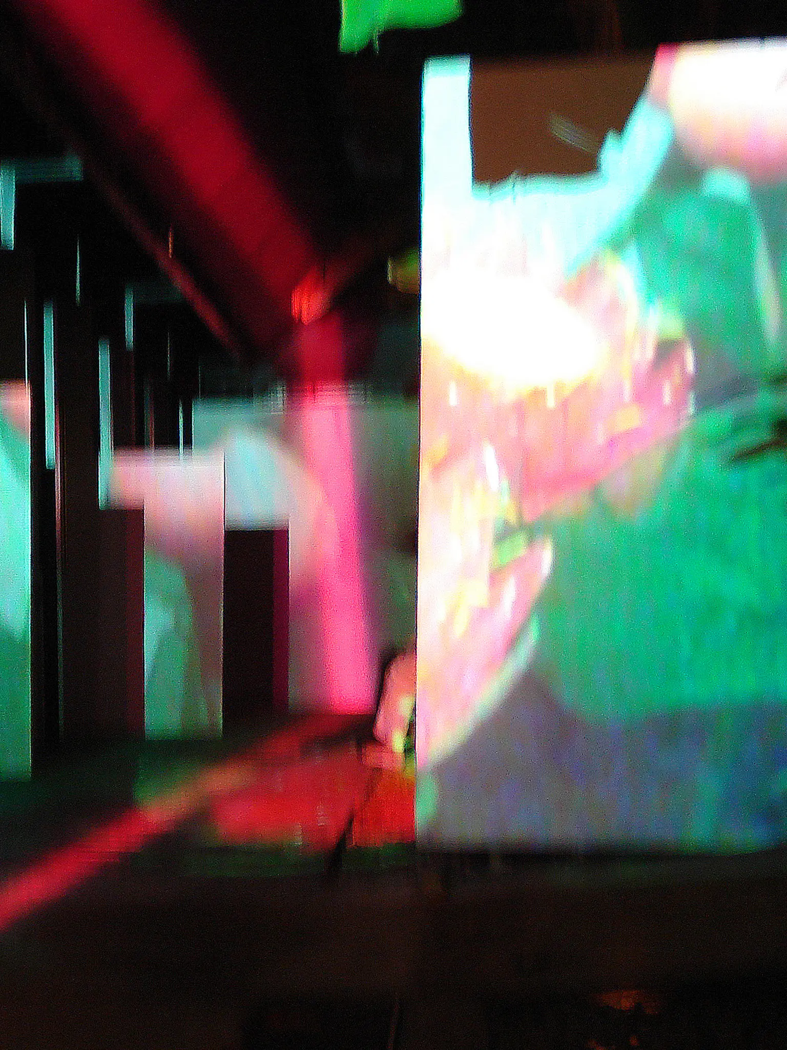 Abstrakte Lichtinstallation mit farbigen Projektionen