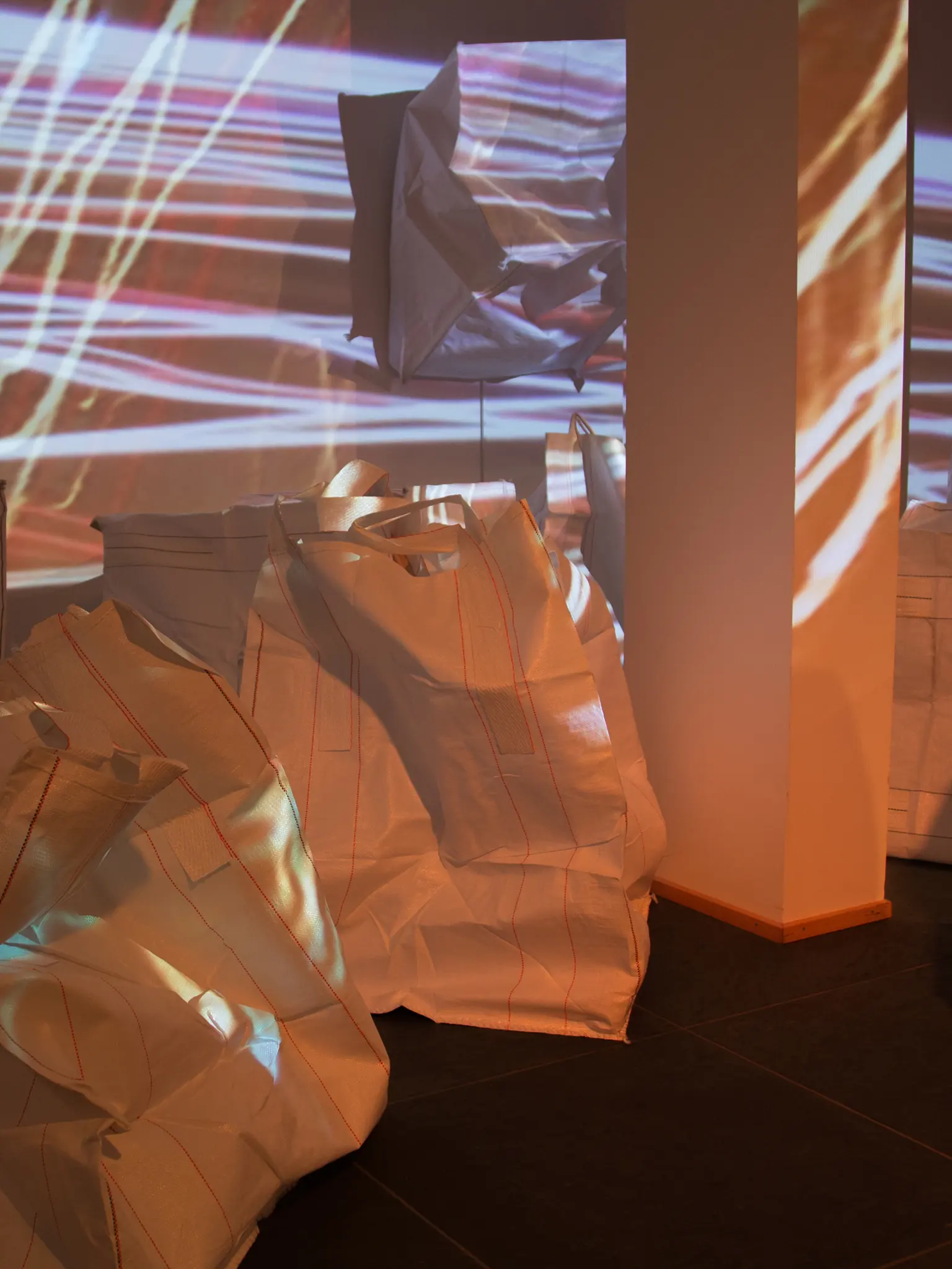Lichtinstallation mit Projektionsflächen
