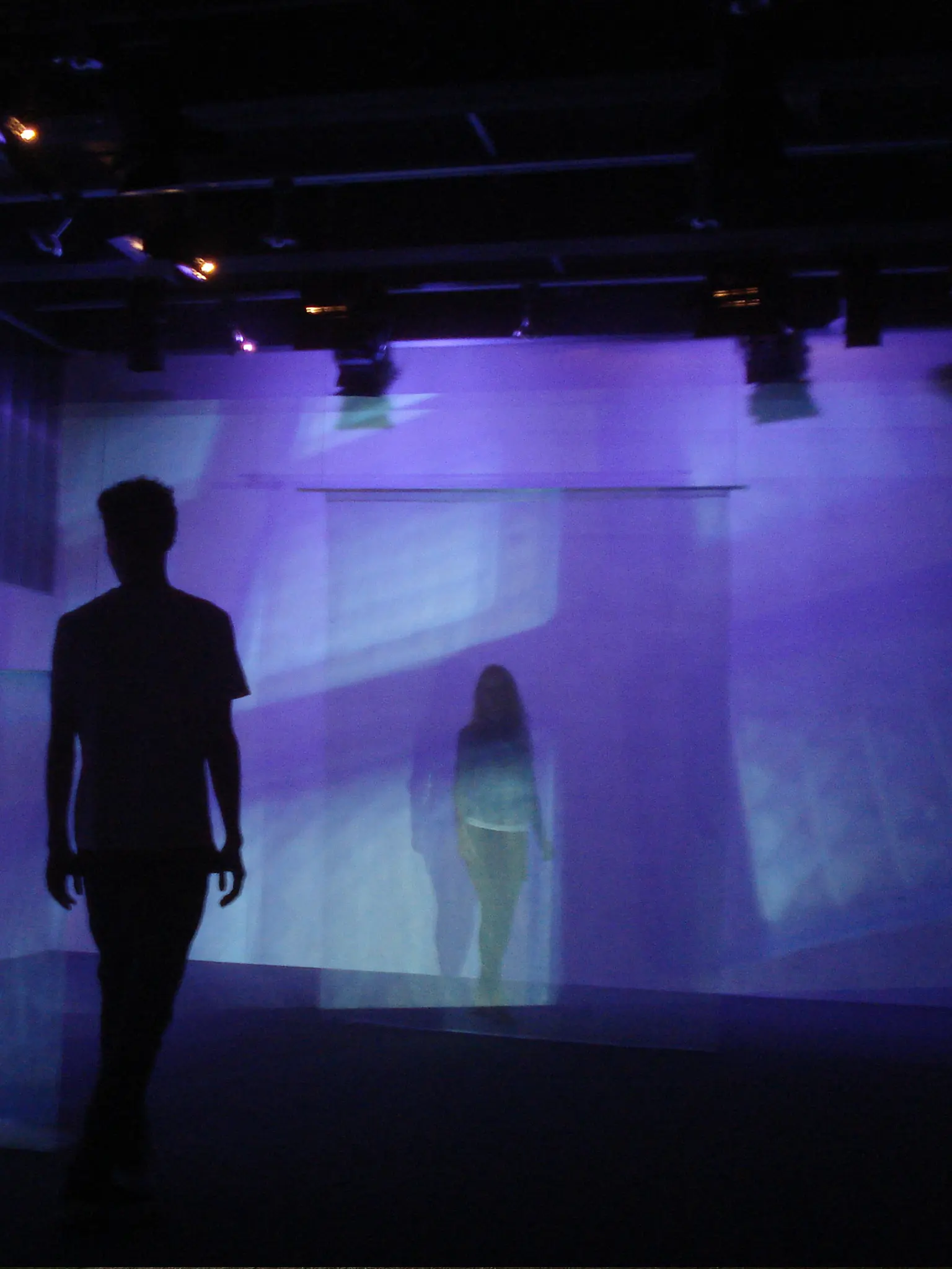 Lichtinstallation mit Projektionen und Personen im Raum